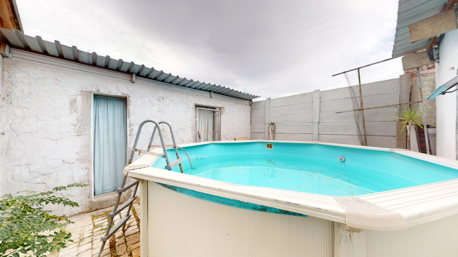 5 Bedroom Property for Sale in Colorado Park Western Cape